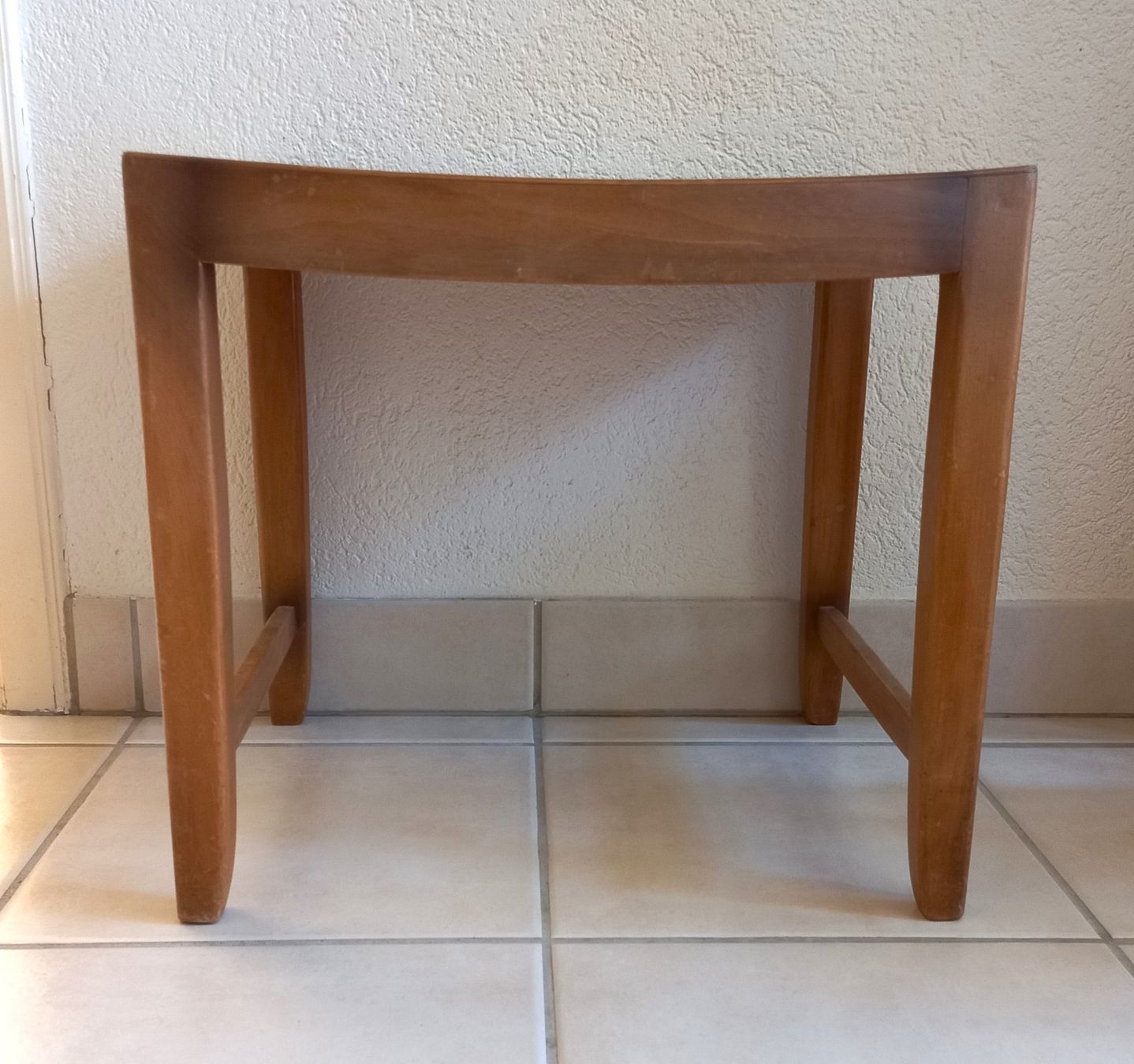 Sgabelli: Vintage dänischer Hocker mit Inschrift, Teak oder Buche – Usato da Bévilard venduto da Orscha 1