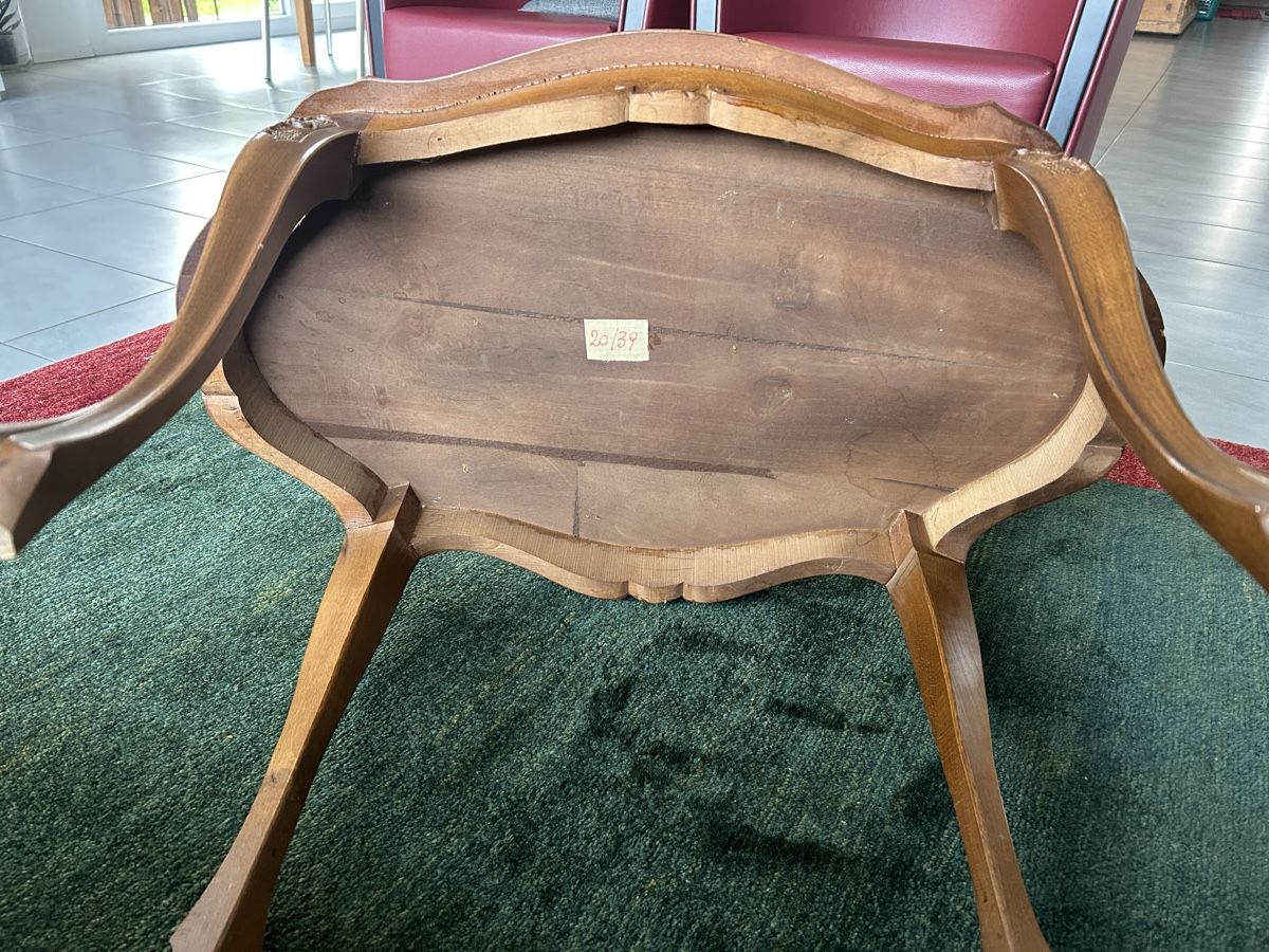 Tavoli: Alter Couchtisch aus Holz mit Schnitzereien – Usato da Lanzenhäusern venduto da vic63 5