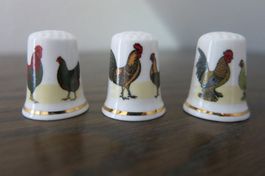 3 Fingerhüte mit Hühnern