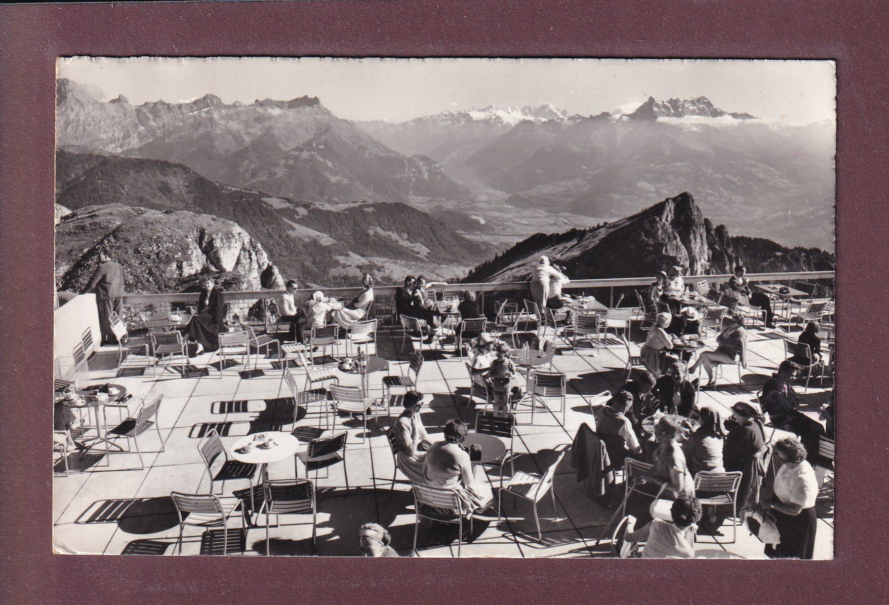 Cartoline postali: LA BERNEUSE sur Leysin - Terrasse – Usato da Pully venduto da nicecards