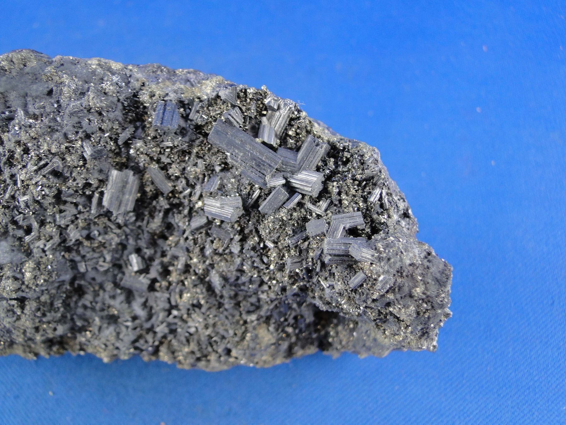 Minerali & Pietre curative: Bournonite auf Matrix mit Pyrit – Usato da Schinznach Bad venduto da Demerald 2