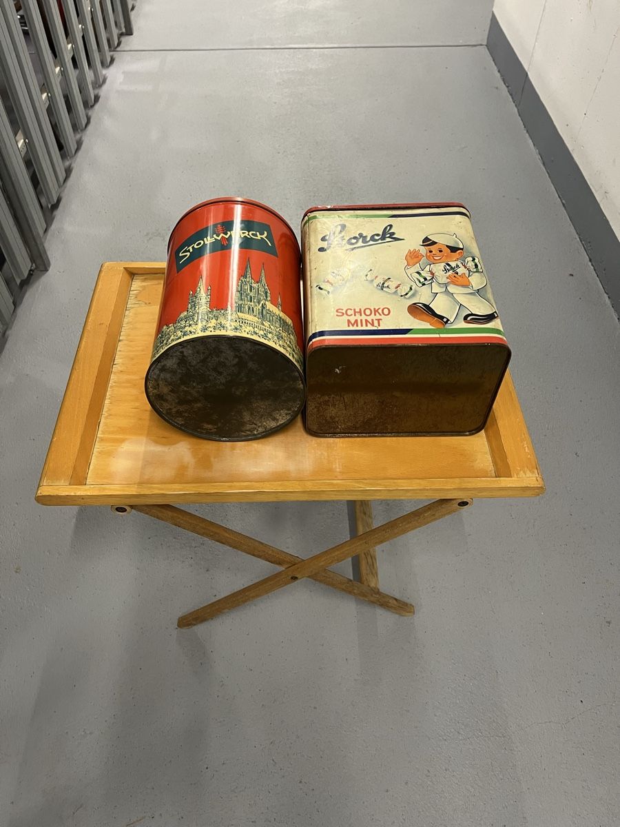 Autre vaisselle: 2 alte grosse Blechdosen  – D'occasion à Aarburg par Annemarie16 4