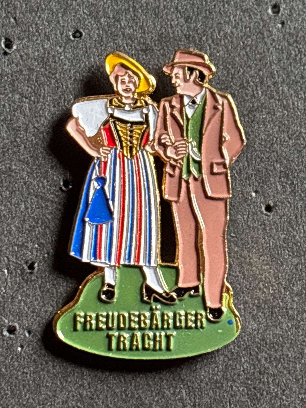 Plaketten & Abzeichen: Pin Freudebärger Tracht – Gebraucht aus Lützelflüh-Goldbach von NicoleL.