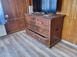Alte Holztruhe mit Schublade