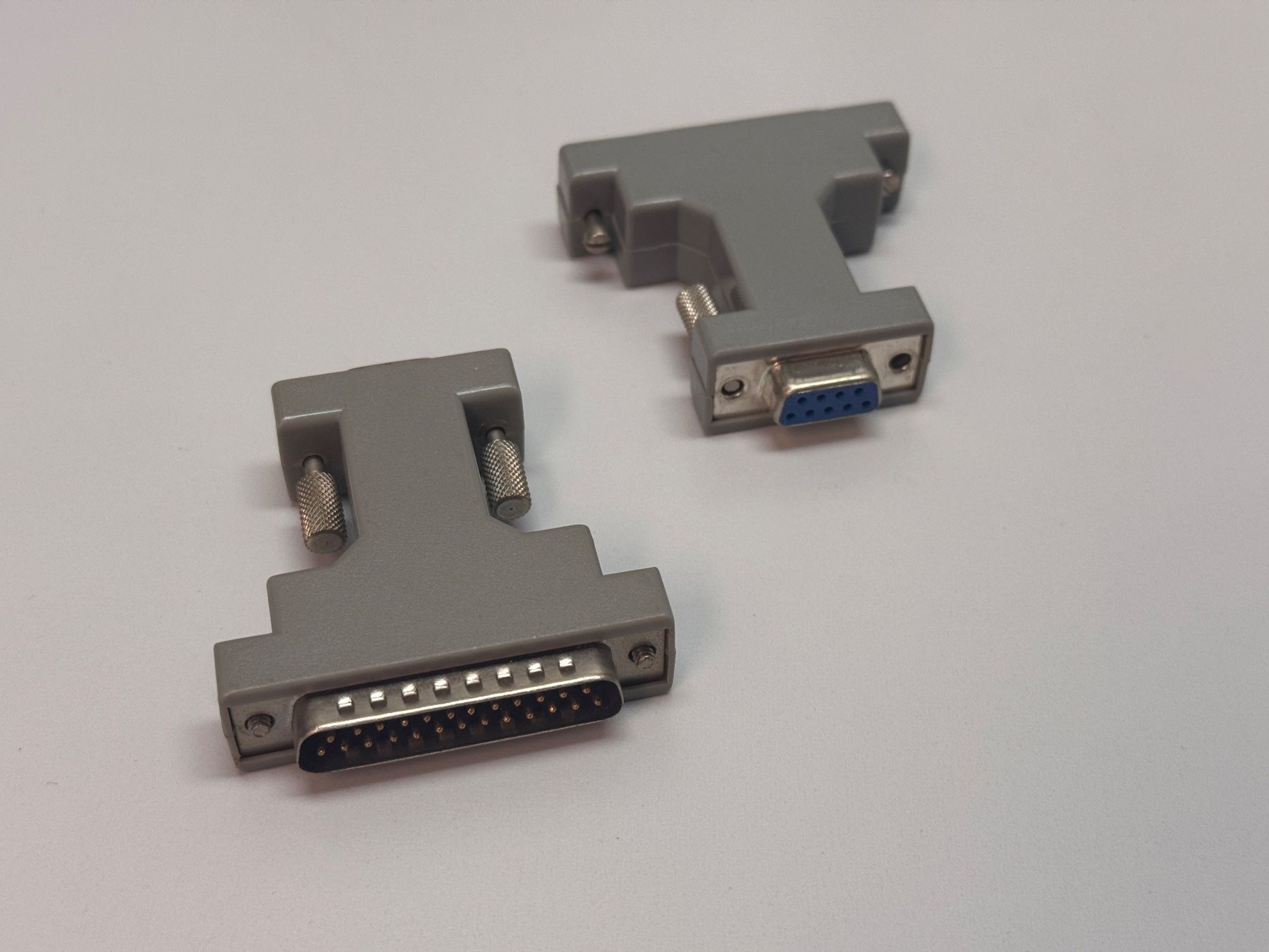 Laufwerke & Adapter: RS 232 Gender Changer 9 W / 25 M – Gebraucht aus Humlikon von GX30