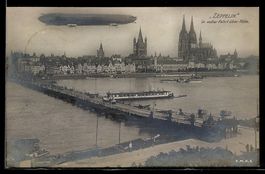 Köln, Zeppelin in voller Fahrt über K