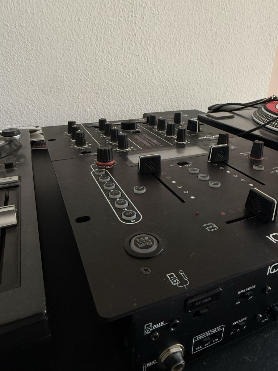 Reloop Mischpulte: Reloop IQ2 MIDI Mixer – Gebraucht aus Stäfa von roskoten 1