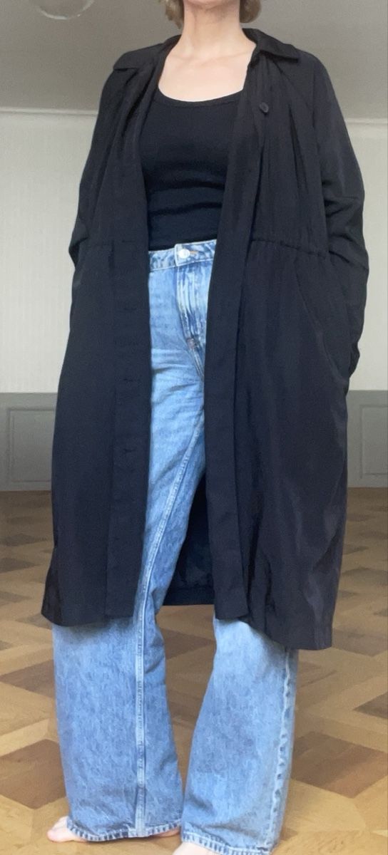Monki Cappotti: Monki Mantel schwarz, lang, leichtes Material – Usato da Fribourg venduto da Mymikrakra01