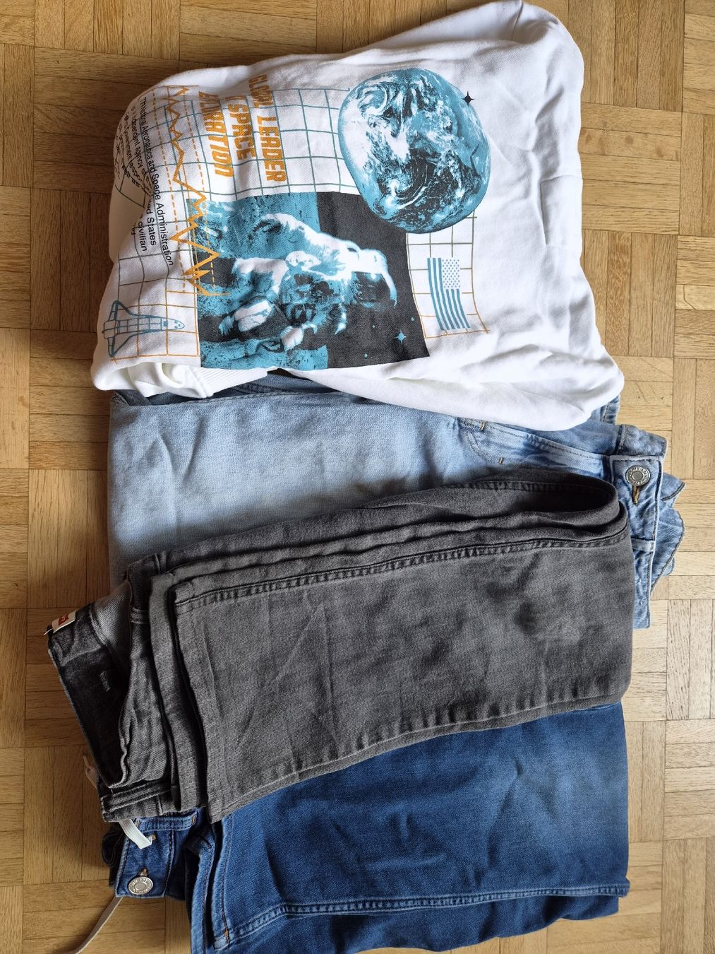 Levi's Lotti & Set di vestiti: 3er Set Kleidung: Pullover, Jeans, Jeans, Jeans – Usato da Zürich venduto da mihajlo12 1