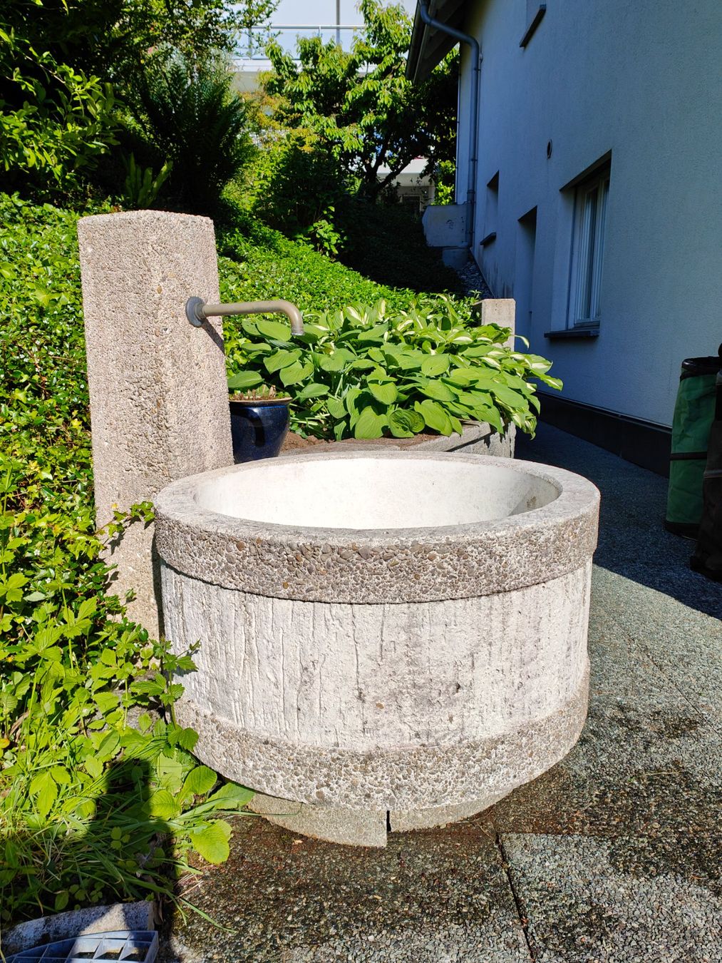 Teiche & Zierbrunnen: Gartenbrunnen mit Stock – Gebraucht aus Horw von danif360
