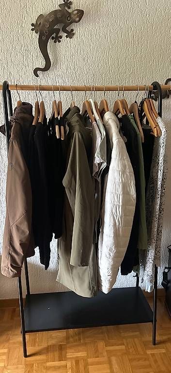 Lots de vêtements: Damenkleider vorwiegend Grösse M – D'occasion à Grafstal par noa_gcm6