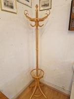 Garderobenständer aus Holz gebogen heller Farbton