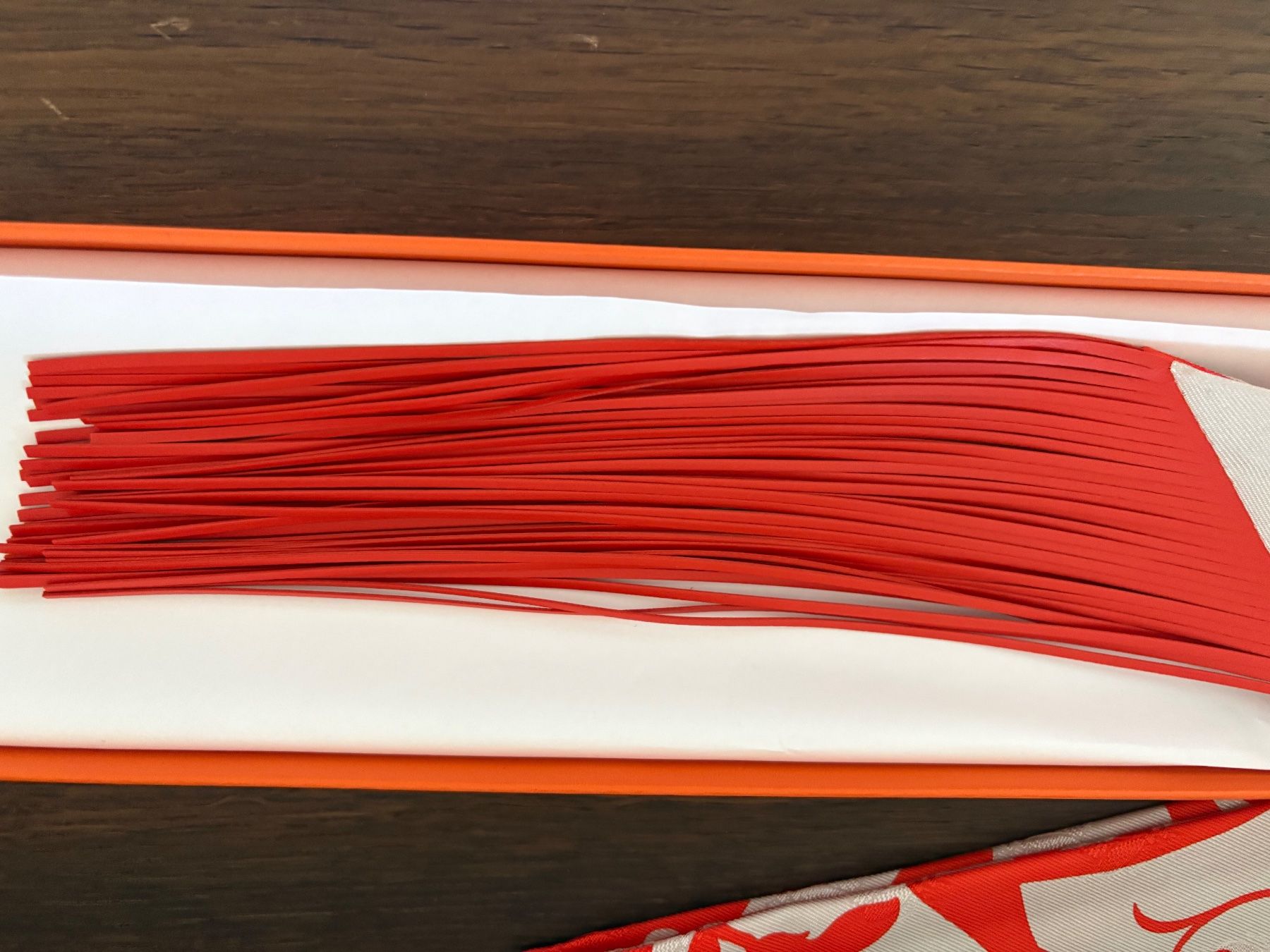 Hermès Foulard & Sciarpe: Hermès Twilly mit Lederfransen – Nuovo e nell'imballaggio originale da Zürich venduto da eni.te 1