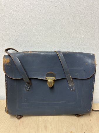 Alter, blauer Schulerthek, -ranzen aus Leder