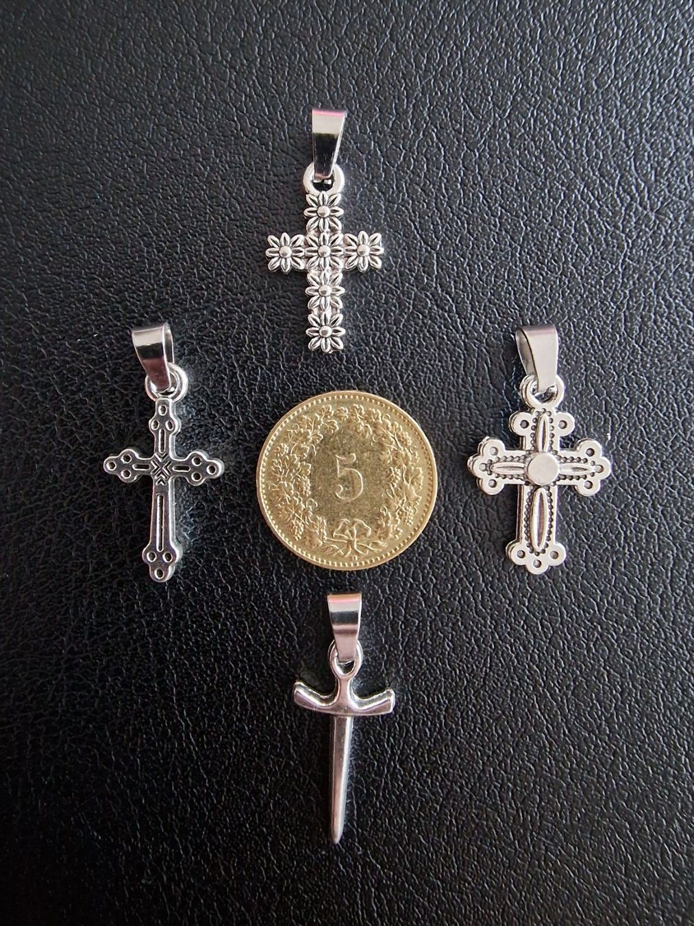 Ciondoli: 4 croix argentées, + trèfle à 4 feuilles – Nuovo e nell'imballaggio originale da Puidoux venduto da mic_c2fh