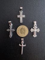 4 croix argentées, + trèfle à 4 feuilles