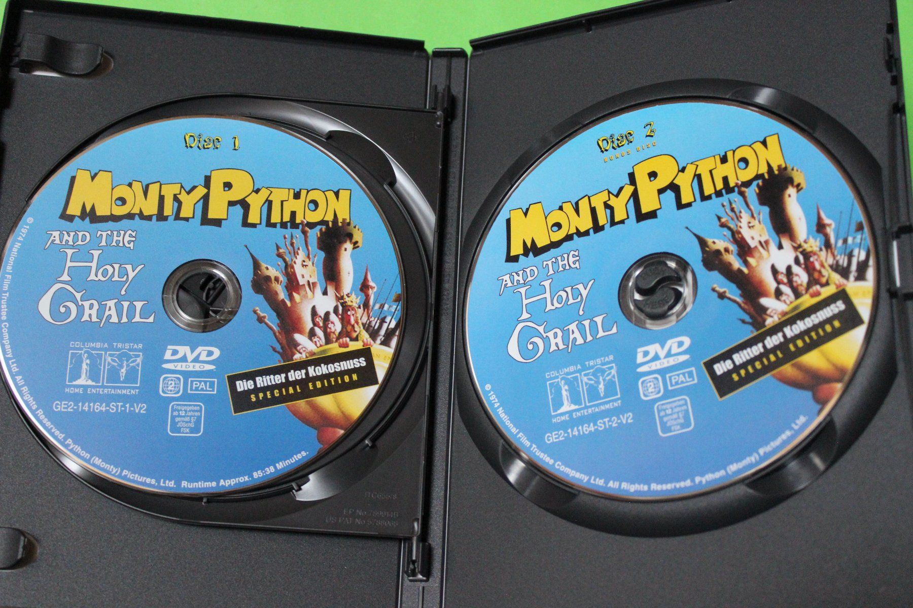 Tutti i DVDs: Monty Python: Die Ritter der Kokosnuss (Special) KULT! 2DVD – Usato da Tübach venduto da JamesStone 4