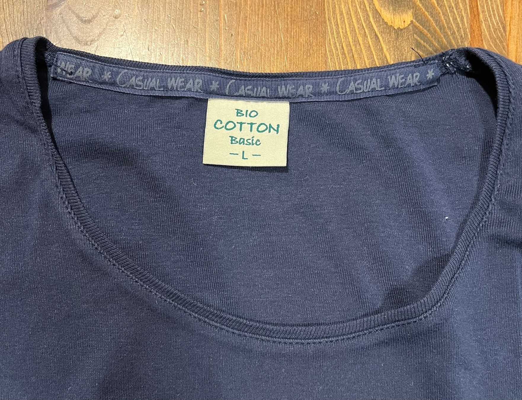 T-Shirts: Dunkelblaues Damen T-Shirt - Bio Cotton Basic, Grösse L – Gebraucht aus Altdorf UR von Mini037 1
