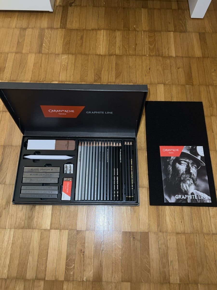 Caran D'Ache Penna & Evidenziatori: CARAN D'ACHE Graphit Line Gift Box Set – Nuovo e nell'imballaggio originale da Hombrechtikon venduto da Xhepiconnection