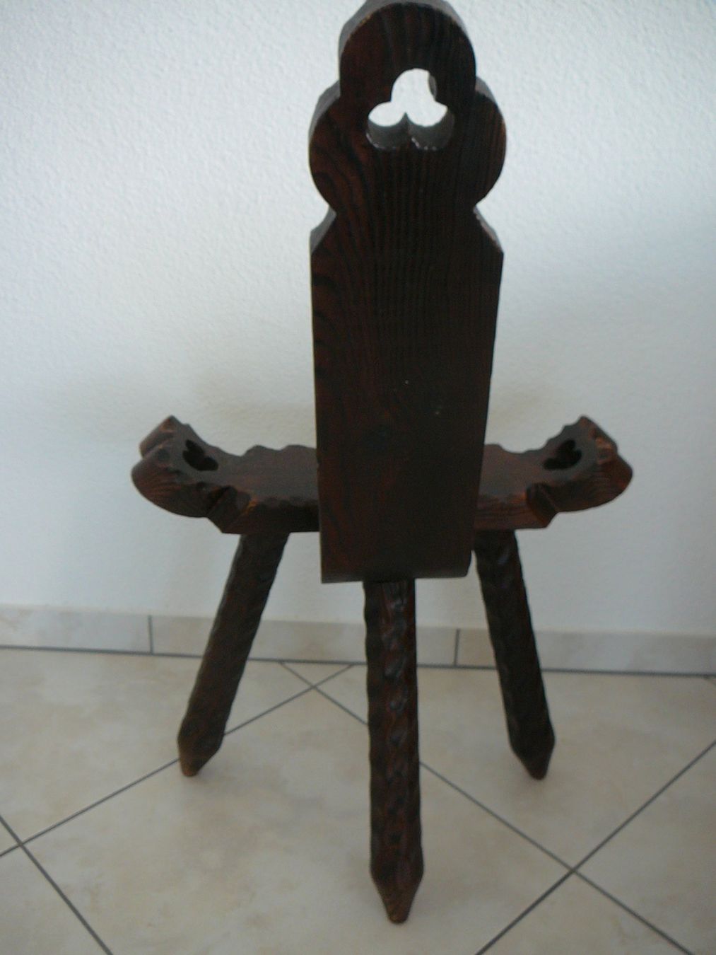 Sgabelli: alter Dreibeinhocker – Usato da Männedorf venduto da Jadawana 1