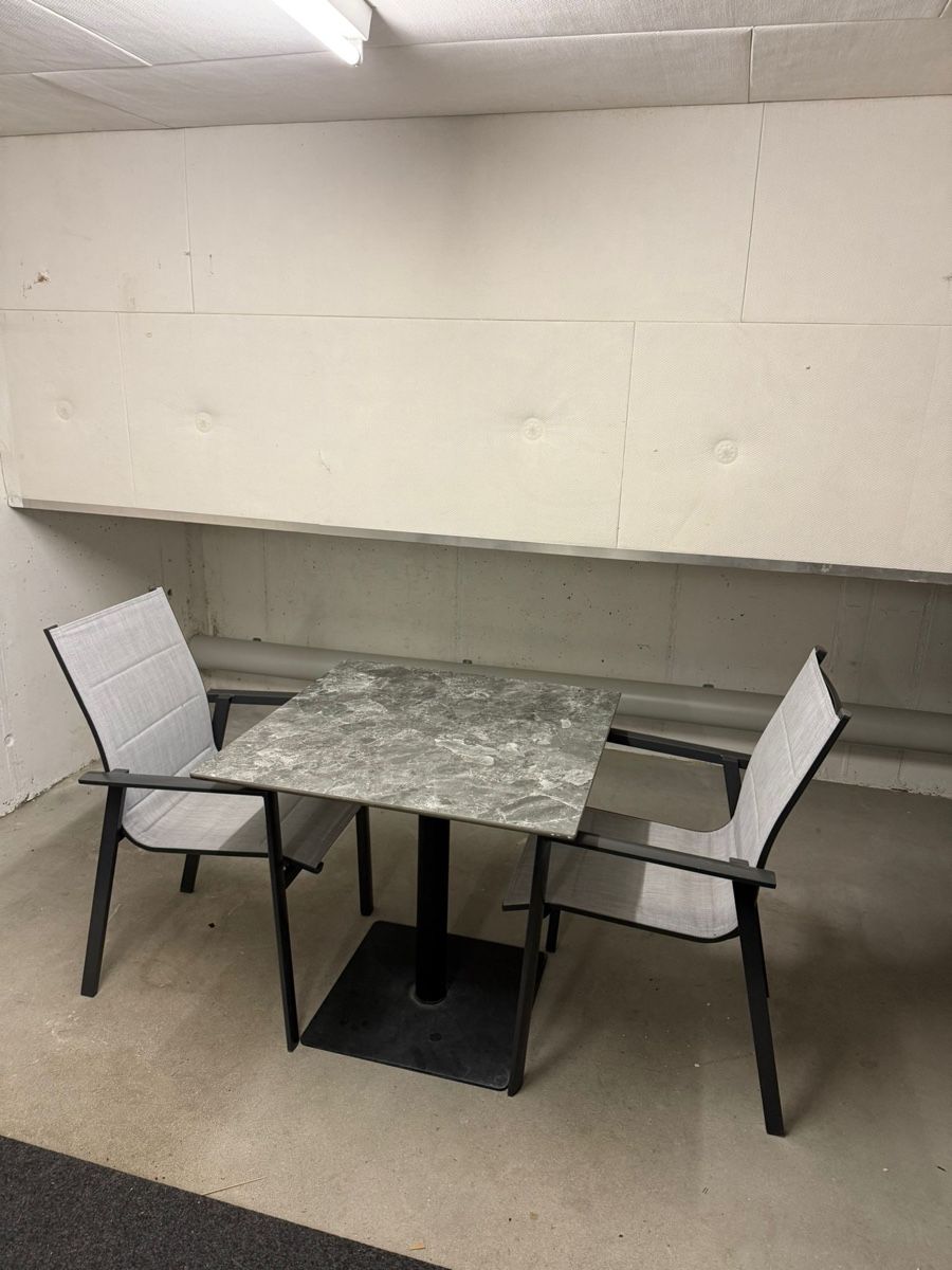 Set di tavolo e panche: Tisch in Marmoroptik und Stühle – Usato da Schlieren venduto da Gabrielakom_ 1