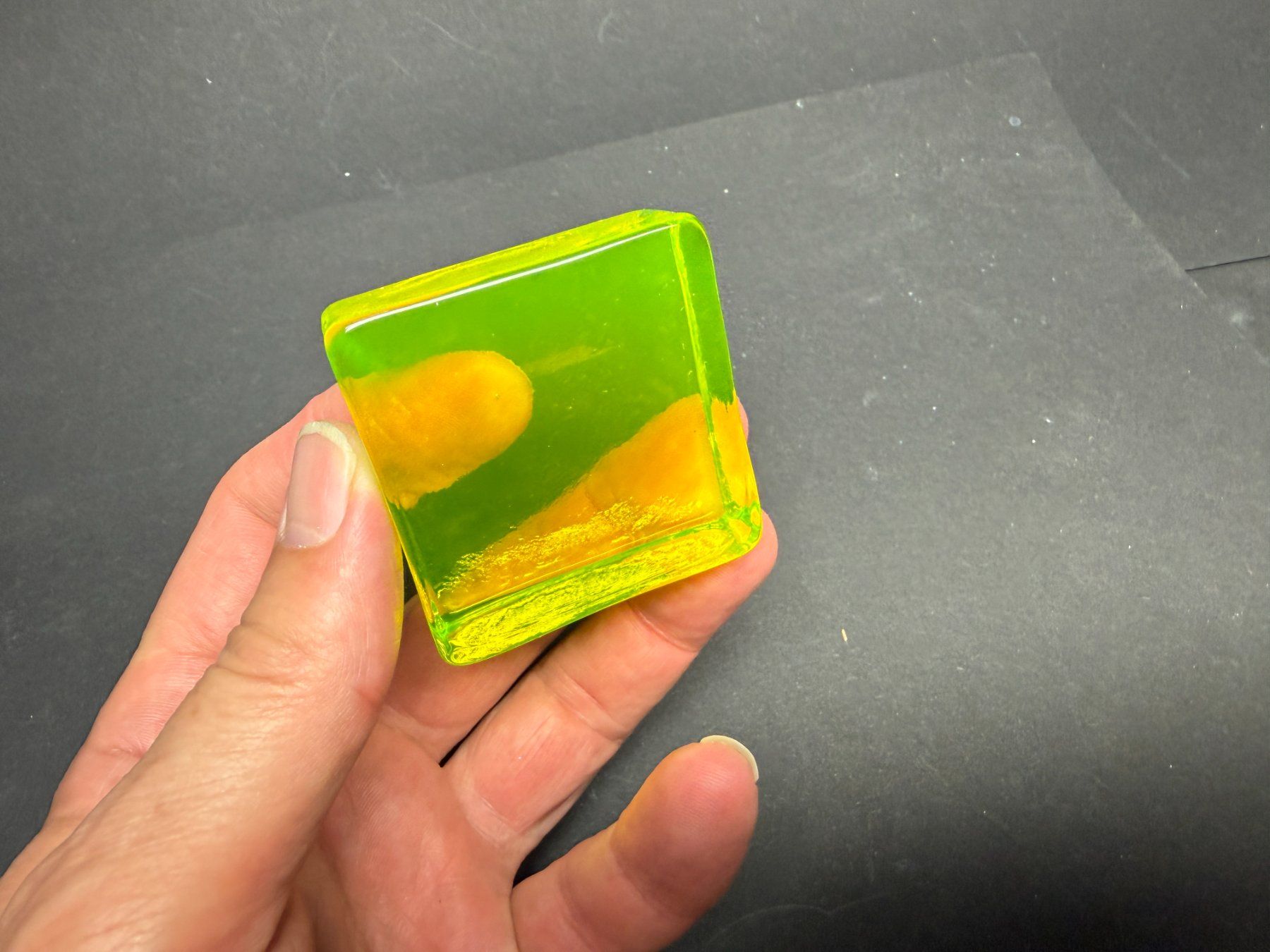 Bicchieri: Uranglas Block, 45 x 45 x 20 mm, 110g – Nuovo e nell'imballaggio originale da Lützelflüh-Goldb venduto da Elementis 3