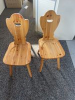 Holzstühle