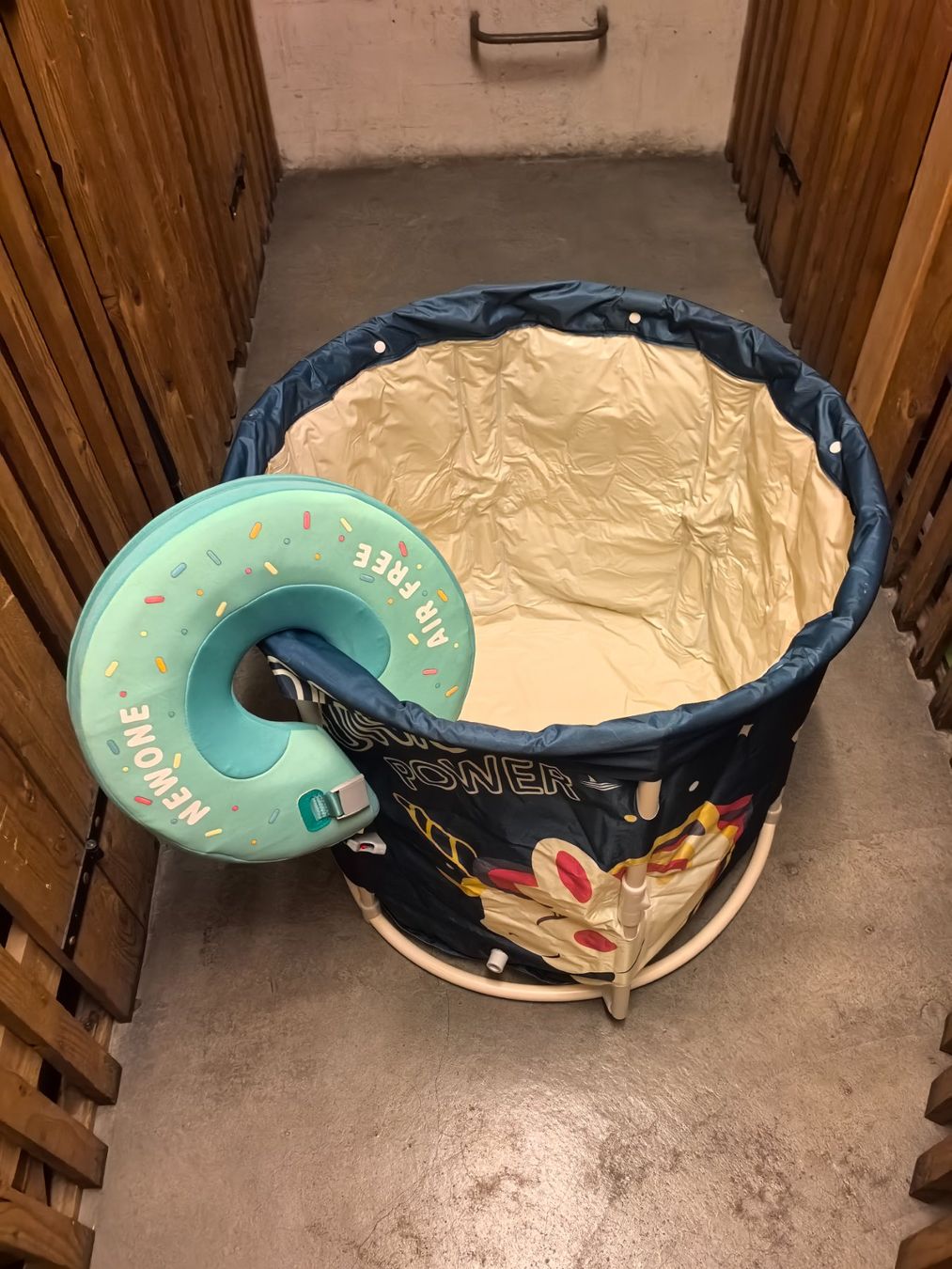 Piscine: faltbarer Kinder badeeimer mit Schwimmhilfe – Usato da Basel venduto da iam_kf6k