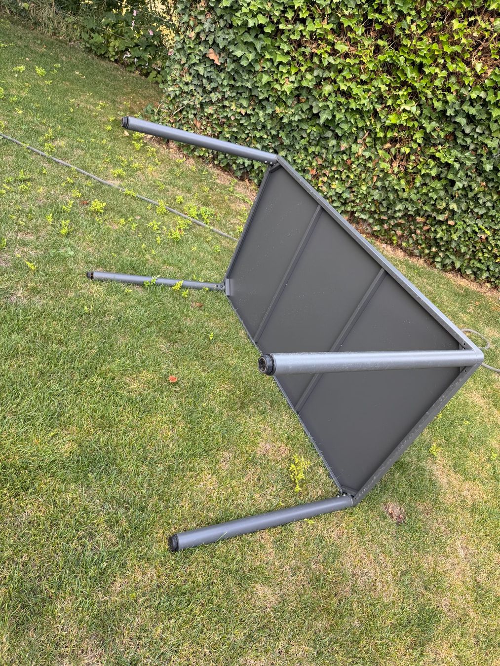 Giardimo Tische: Giardimo LAB String Gartentisch 140 × 80 cm, Stahl anthrazit – Gebraucht aus Uster von Fichter1 1