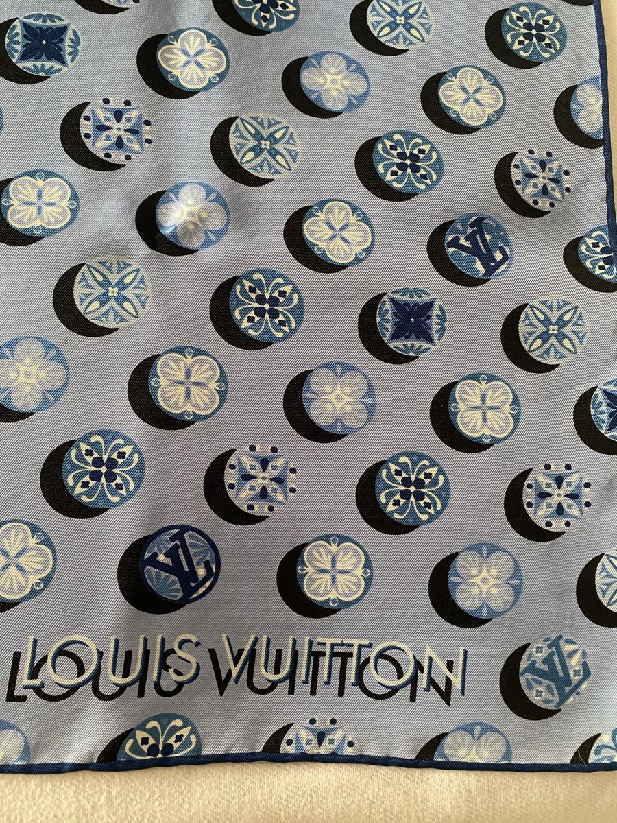 Louis Vuitton Foulards, Tücher & Schals: Carré soie Louis Vuitton bleu  – Gebraucht aus Corsier GE von tanamera 2