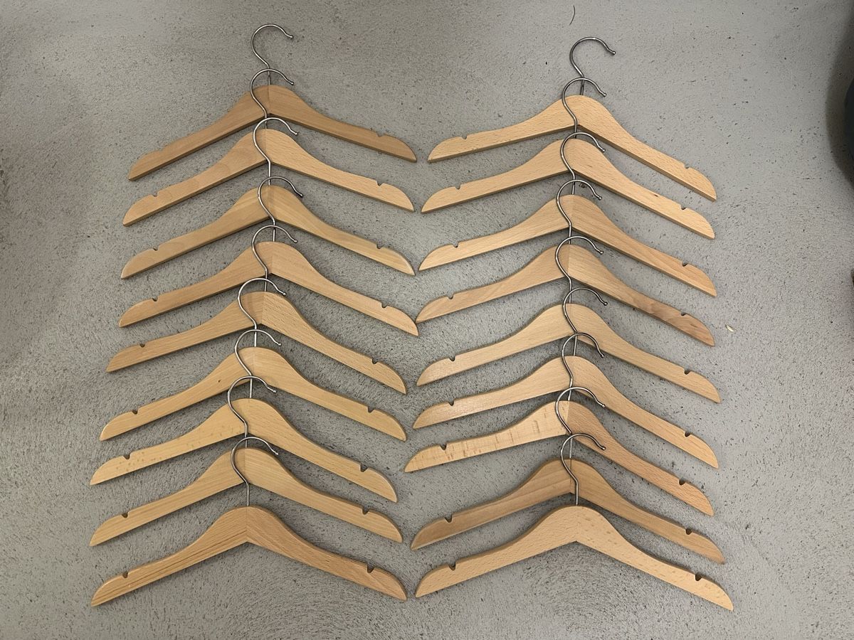 Appendiabiti: Kinder Kleiderbügel  – Usato da Dübendorf venduto da Zuerimuusli