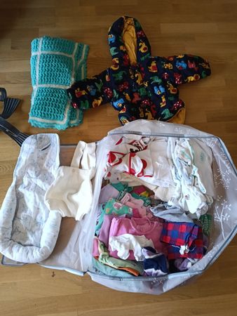 Tasche mit div. Kinderkleidern und Decke