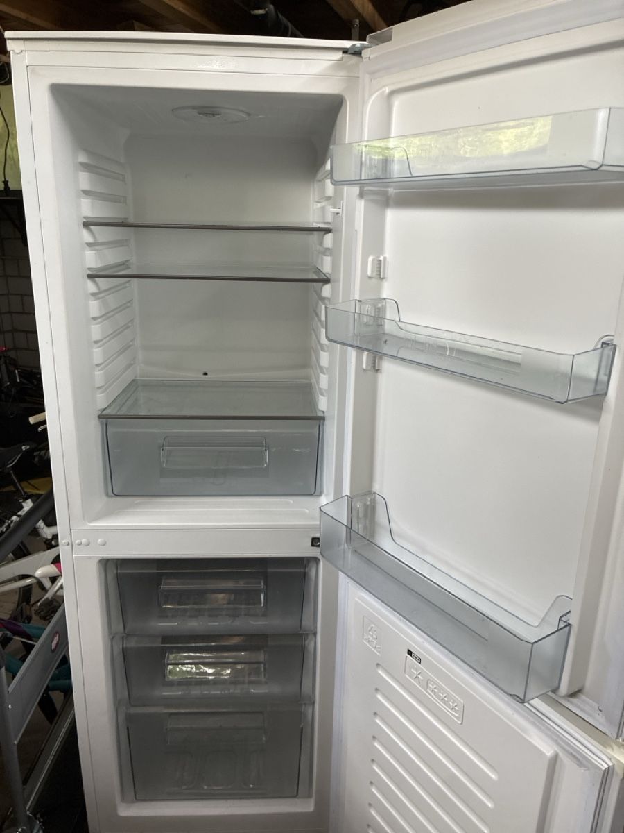 Réfrigérateurs: Kühlschrank mit Gefrierfach  – D'occasion à Roggwil BE par ChojinKay 1