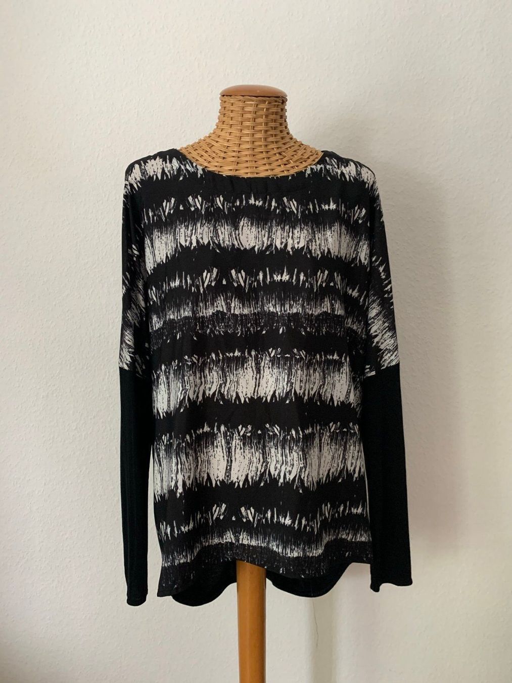 Zara T-shirt: ZARA - Oberteil schwarz-weiss gemustert – Usato da Zürich venduto da Diazaio