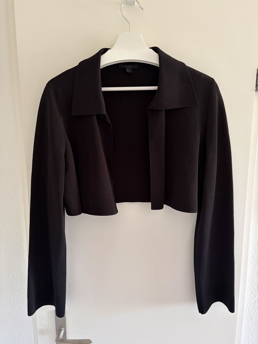Cos Bolero: COS cropped Strickjacke, schwarz, Grösse M – Nuovo (secondo la descrizione) da Muttenz venduto da stoeberi01