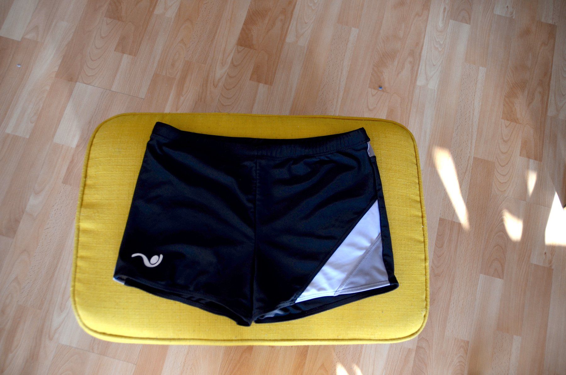 Pantaloni: Badehose "Swind", eng, schwarz, grau, weiss, Grösse L – Nuovo (secondo la descrizione) da Küssnacht am Rigi venduto da christianbueeler
