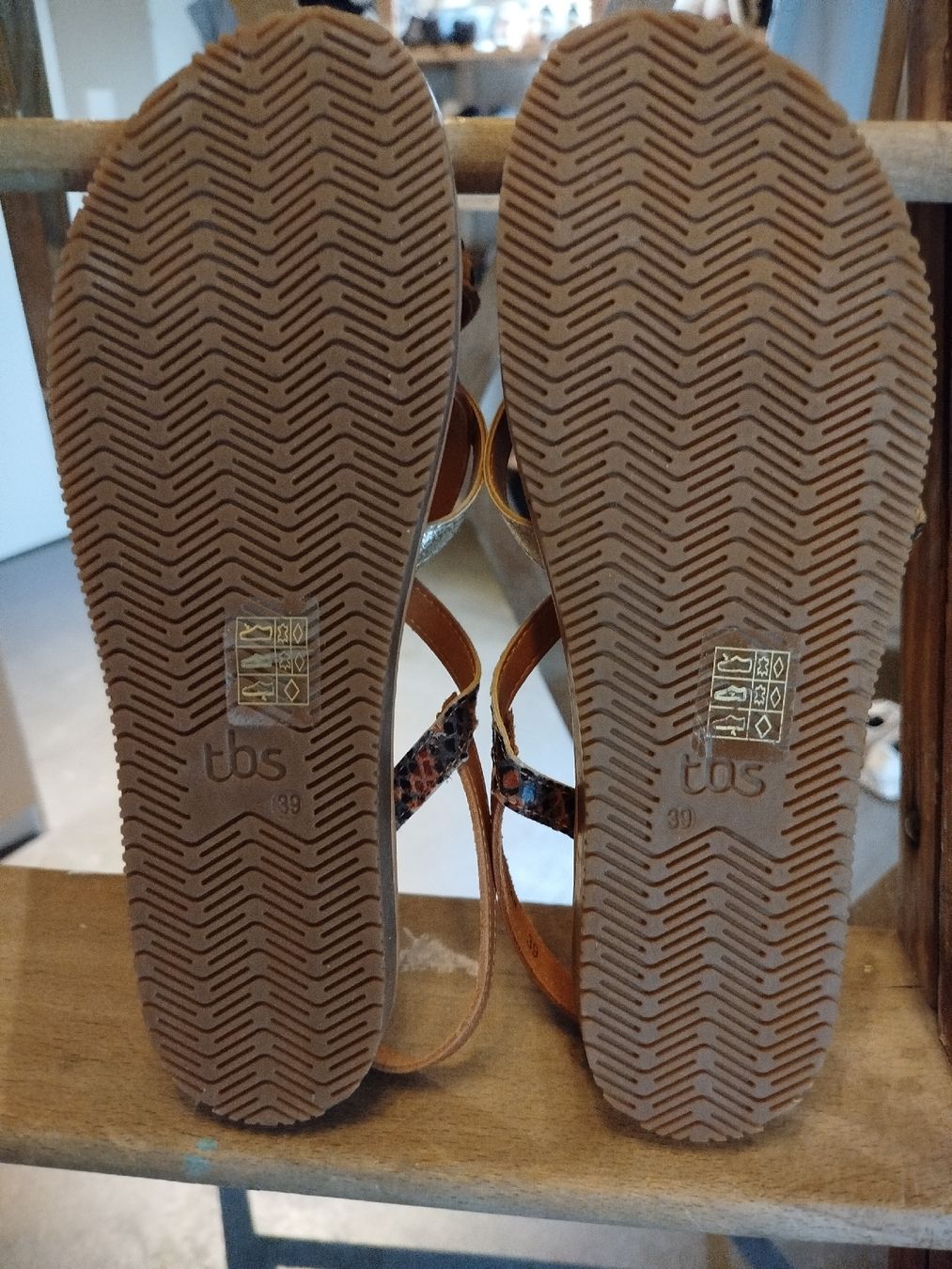 TBS Damenschuhe: sandales tbs or et motif  – Neu (gemäss Beschreibung) aus Sonvilier von lesW 4