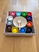 Holz-Farblernspiel mit bunten Kugeln, Bechern und Schale