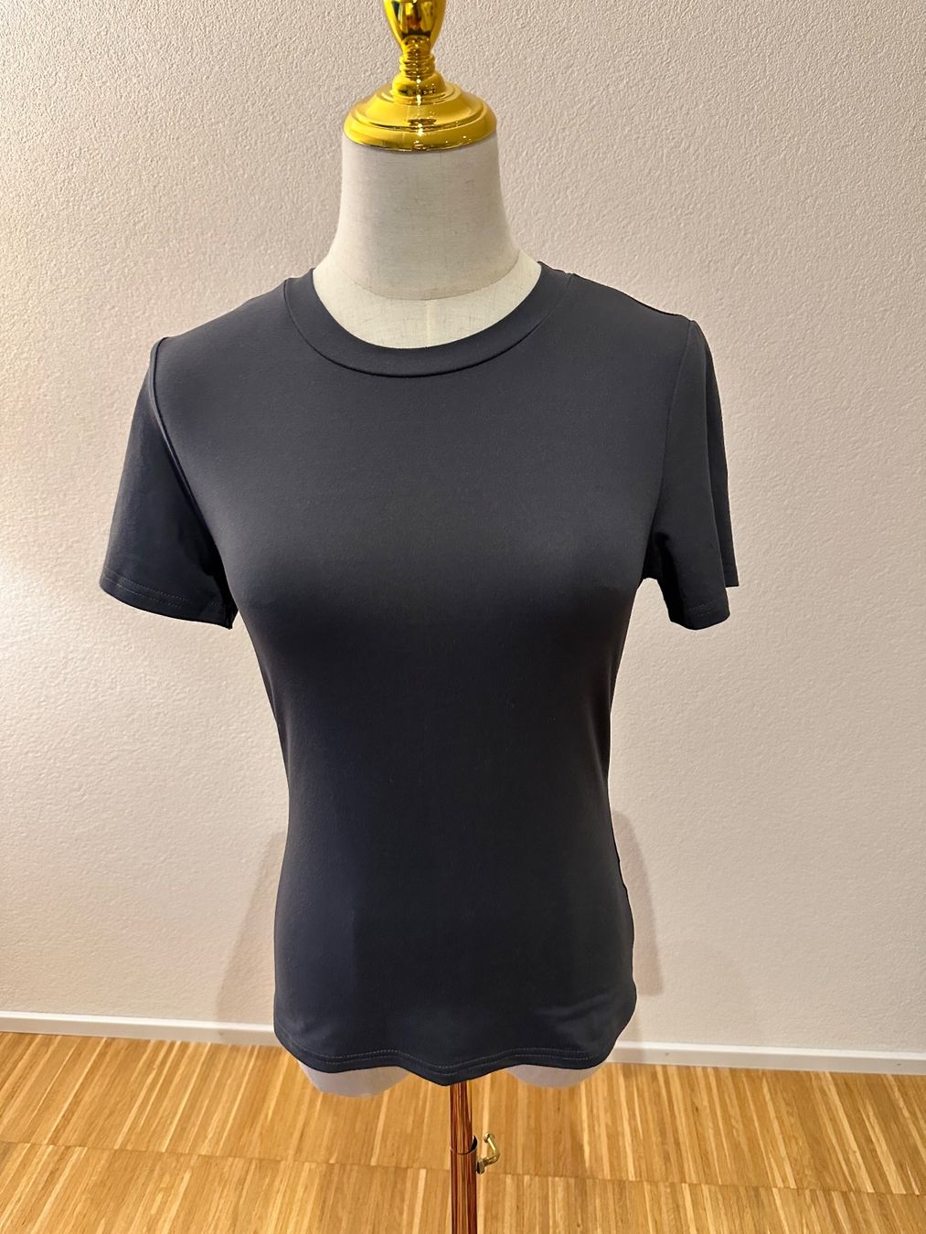 T-shirt: Grey t-shirt size S – Nuovo (secondo la descrizione) da Neuchâtel venduto da agn_jc66