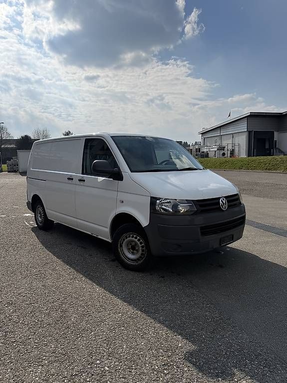 Véhicules utilitaires: VW T5 Transporter  – D'occasion à Pfäffikon par sefajali
