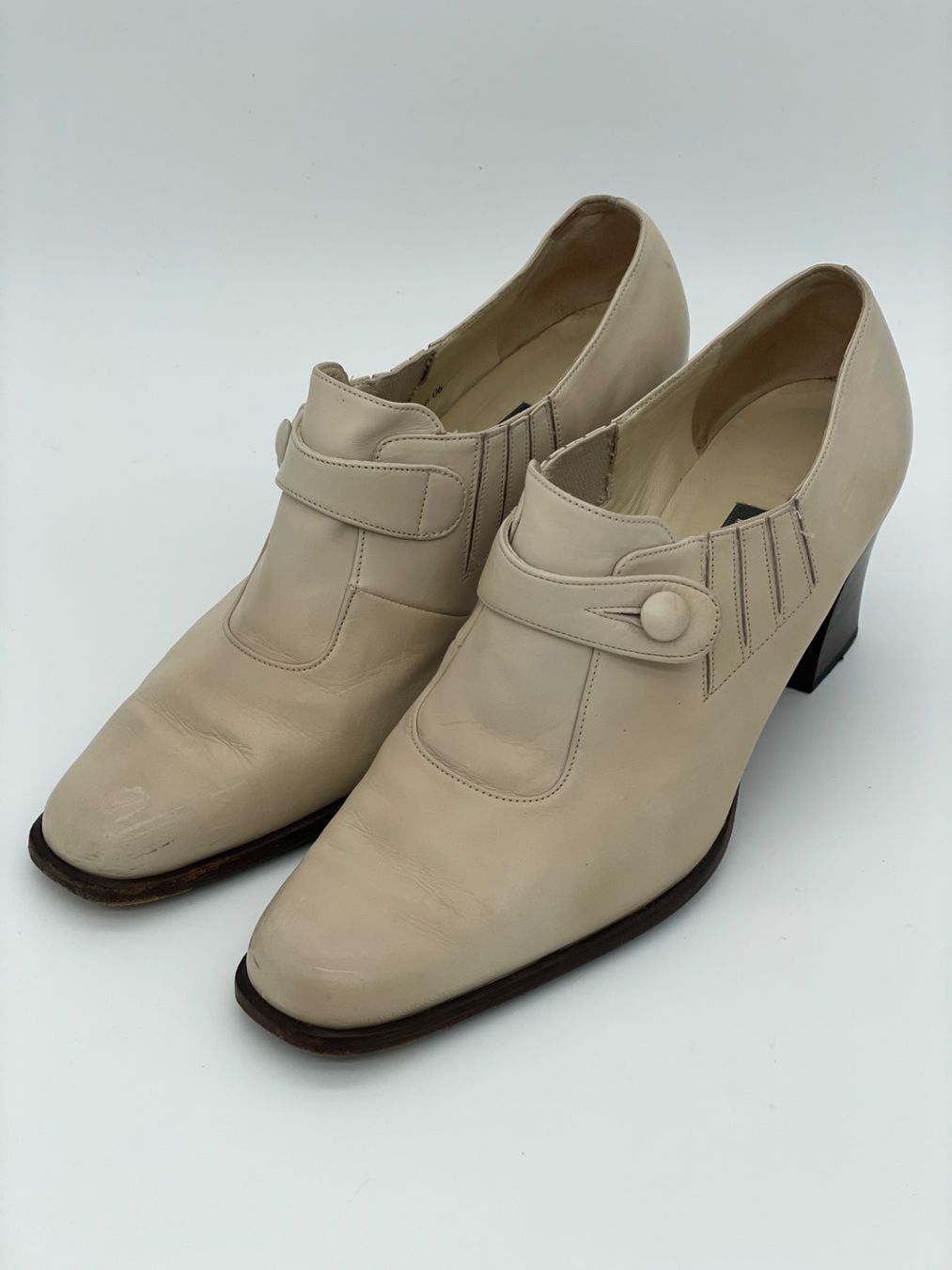 Bally Scarpe da donna: Bally Vintage Button Detail Pump EU 39 Beige – Usato da Zürich venduto da shoe_shop 2