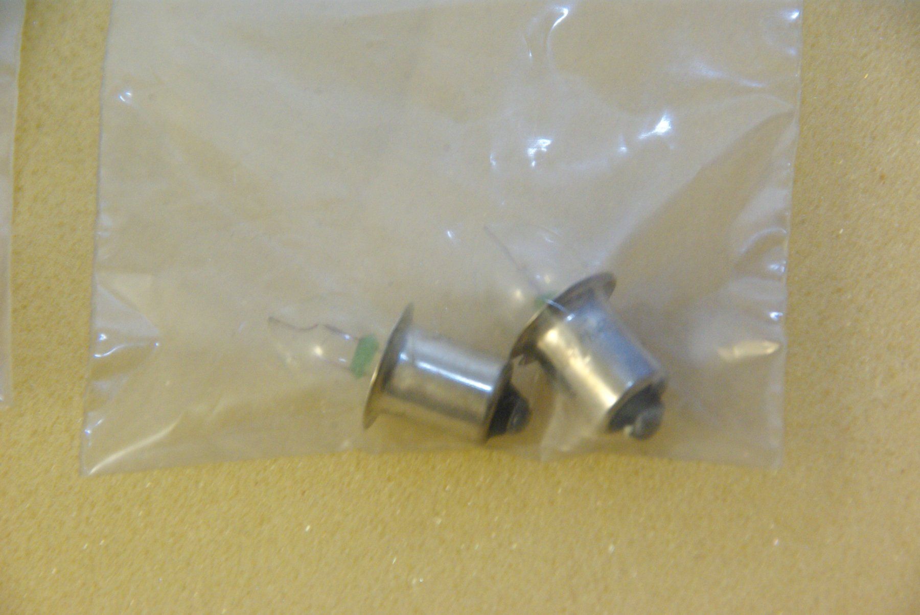 Lampade: 2 Pkt. Prefocus Lämpchen 3,6 + 2,5 Volt – Nuovo e nell'imballaggio originale da Herisau venduto da Cevianer1844 2