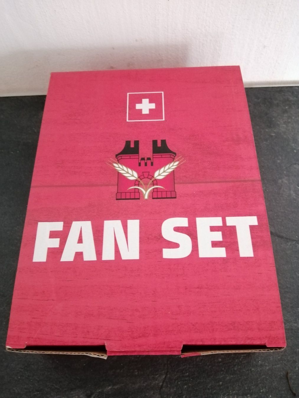 Bandiere: 👀 Schweizer CH Fan Set Feldschlösschen 4 Teilig – Nuovo e nell'imballaggio originale da langenthal venduto da Jordi04 1
