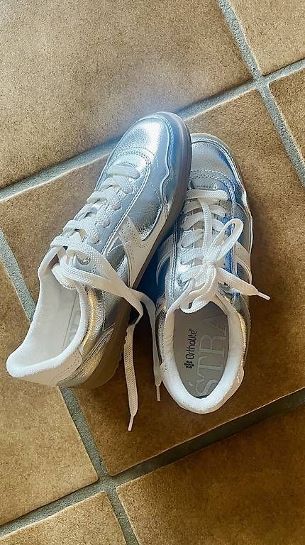 Scarpe da donna: Silberner Sneaker – Usato da Gerlafingen venduto da Flavia9