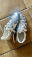 Silberner Sneaker