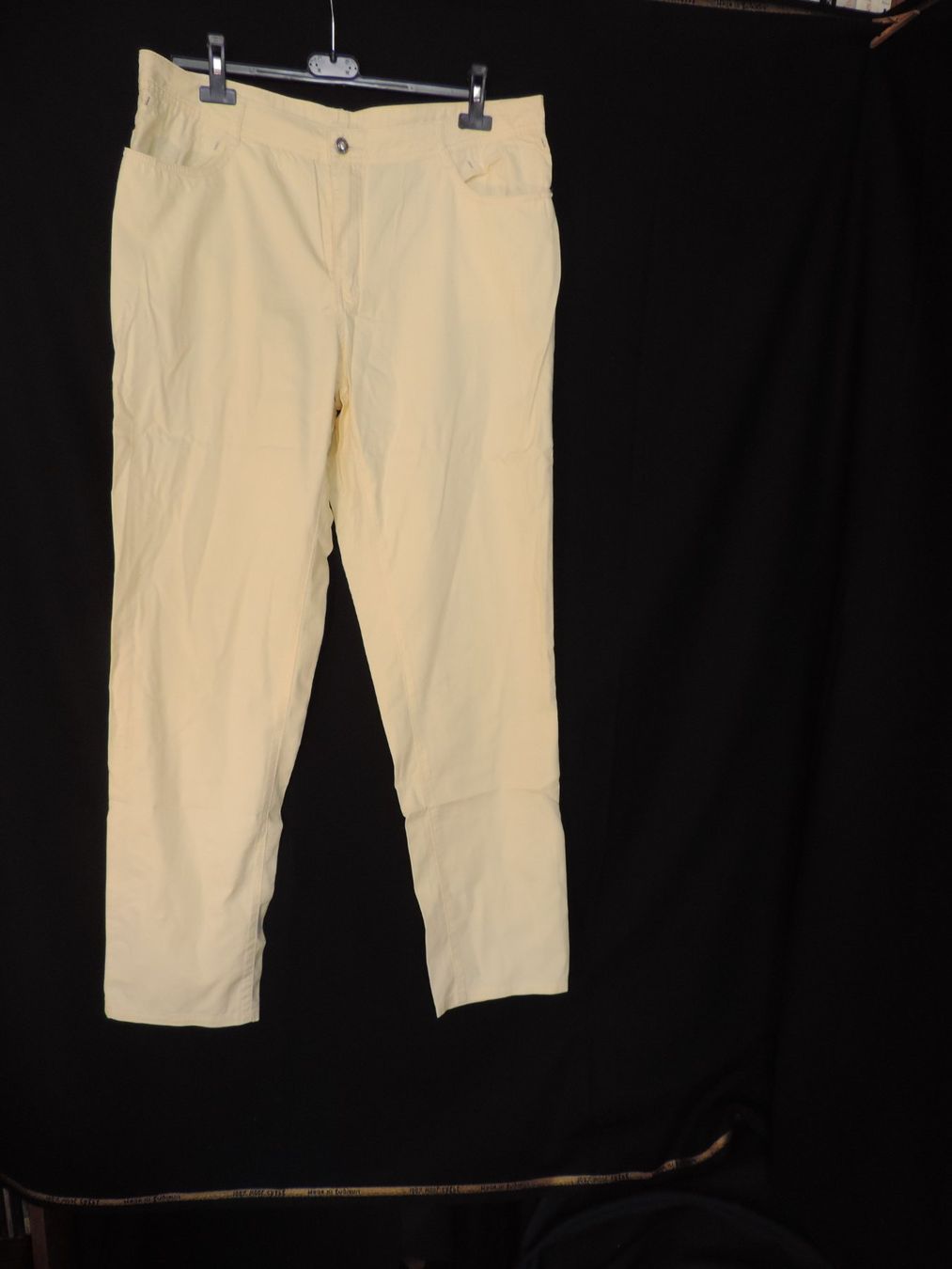 Pantaloni: pantalon jaune pale – Usato da Genève venduto da Axelle333 1
