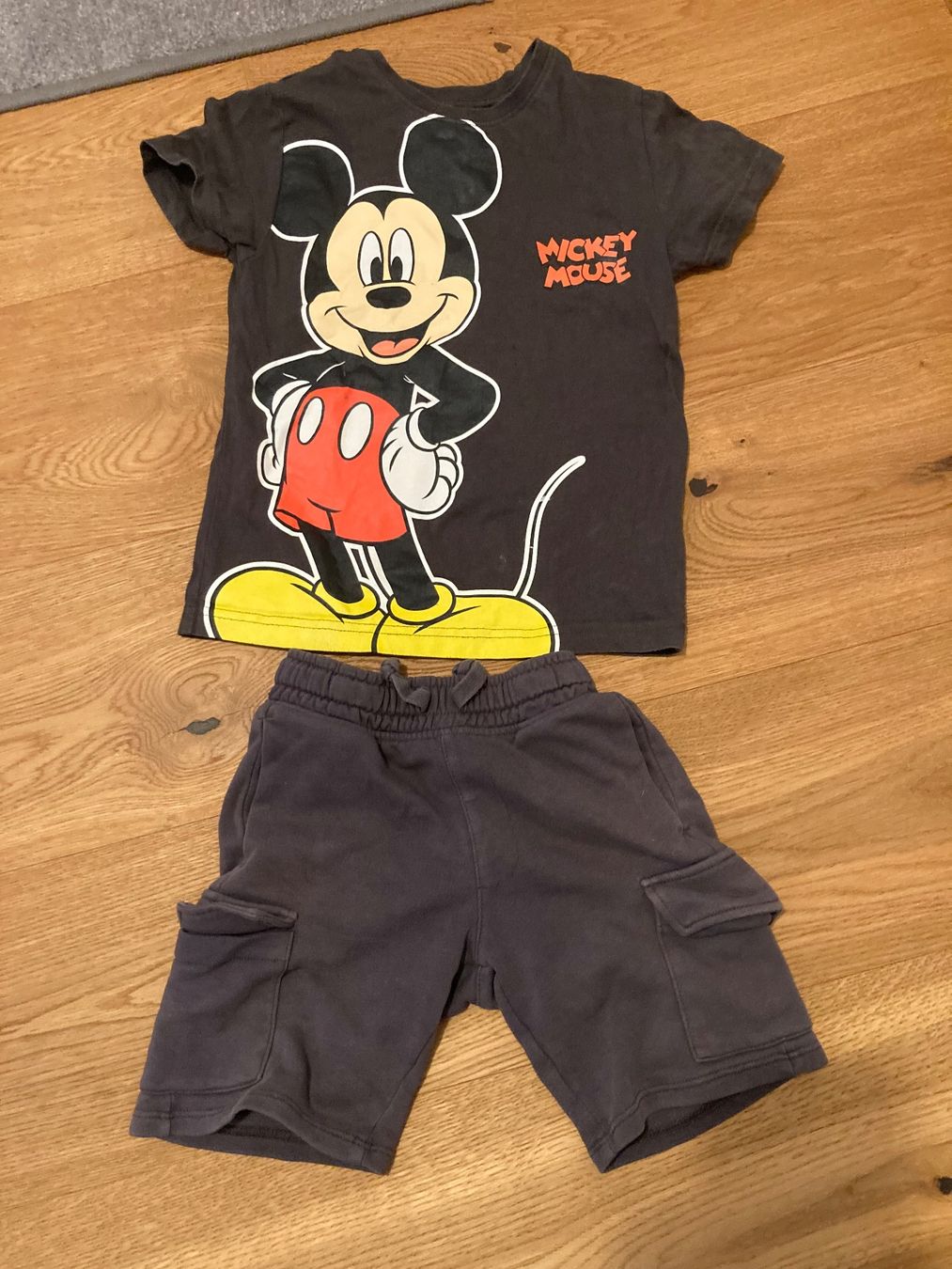 Lotti & Set di vestiti: Mickey Mouse Shirt und Hose – Usato da Bülach venduto da Stellina72