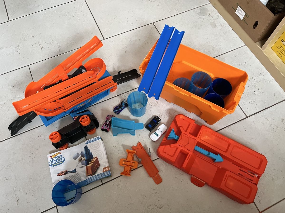 Piste: Hot Wheels Track Builder Unlimited Set - Endless Fun! – Usato da Zürich venduto da Proton_Slit