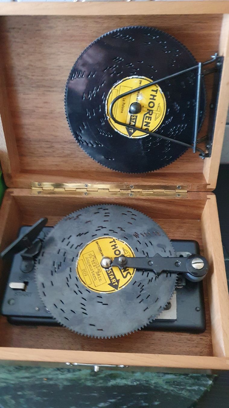 Thorens Carillon: Thorens Musikdose Spieldose mit 10 Platten – Usato da Dietikon venduto da Allegra34