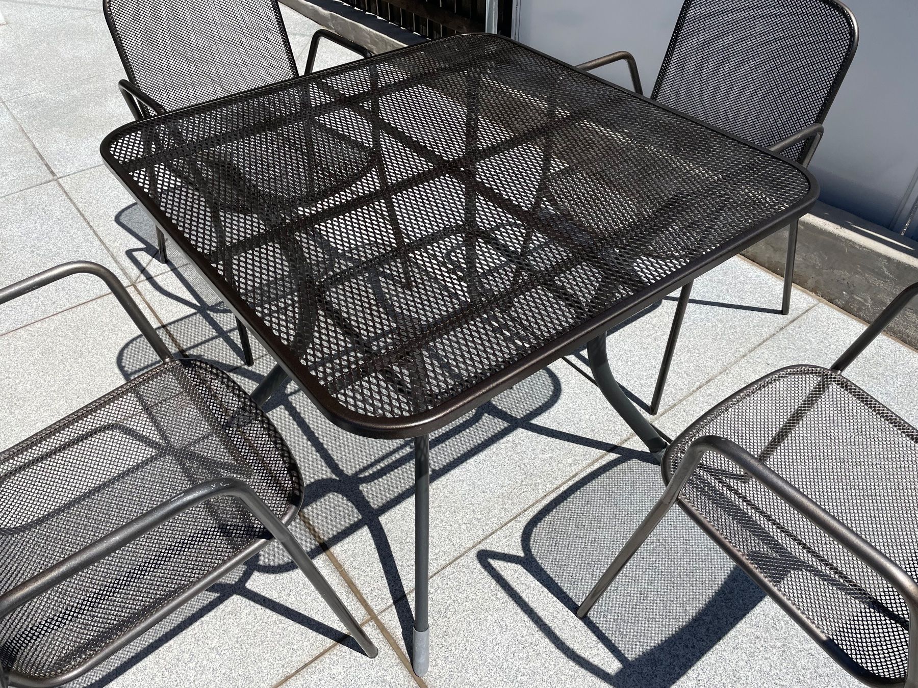Set di tavolo e panche: Balkon, Gartentisch, 4 Stühle, alles Streckmetall – Usato da Eiken venduto da garanoiri 3